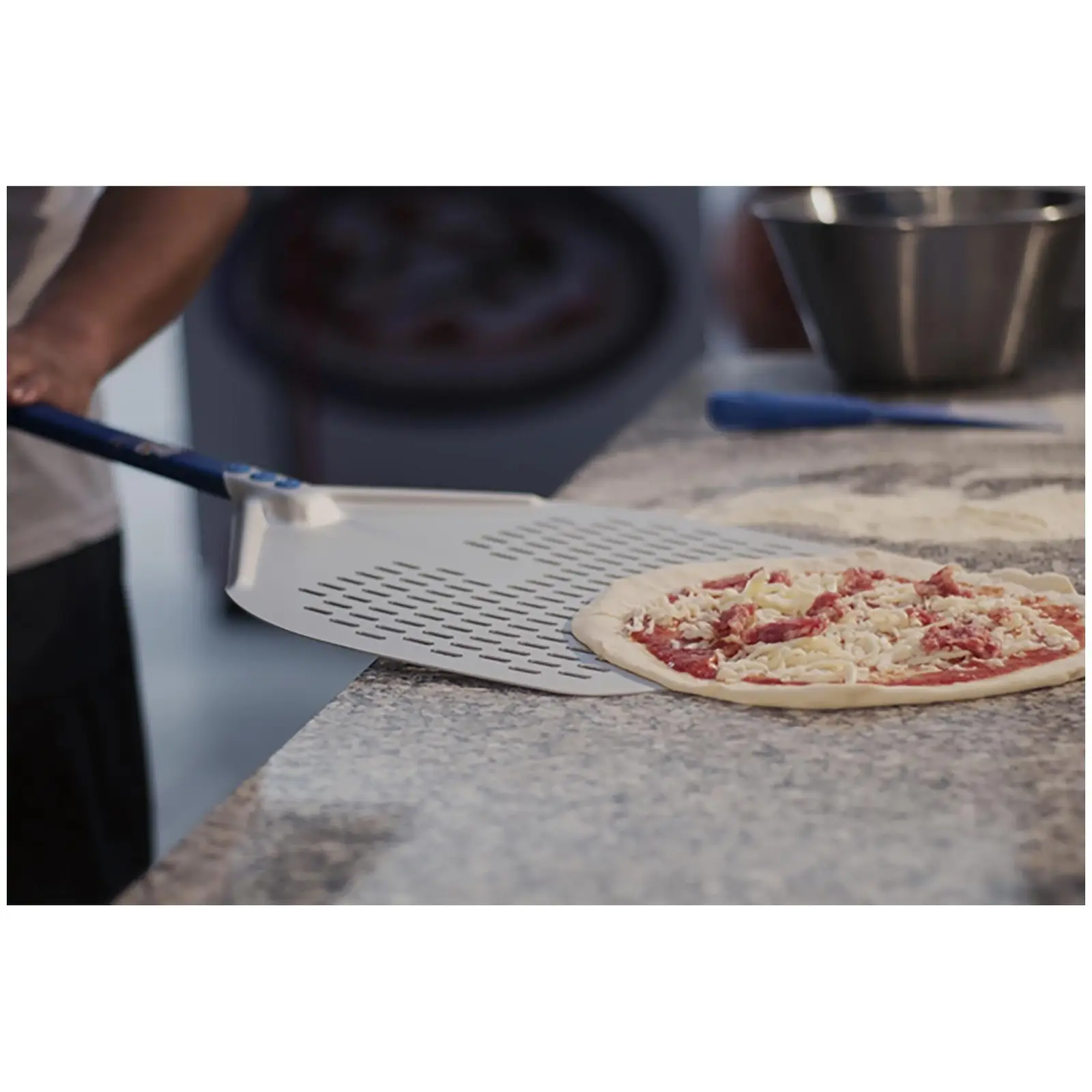 Pizzalapát - 36 x 36 cm - perforált - nyél: 60 cm - eloxált alumínium